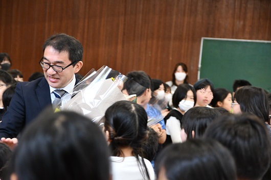 花道を歩まれる山崎校長先生2