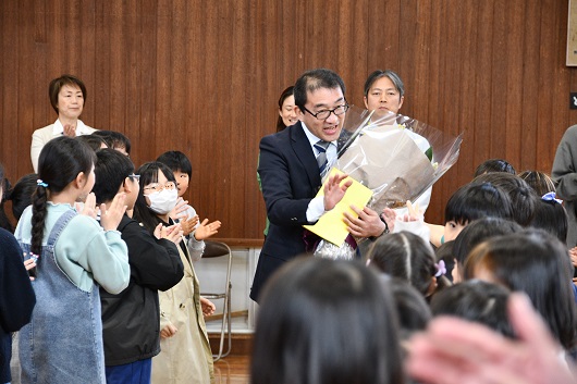 花道を歩まれる山崎校長先生1