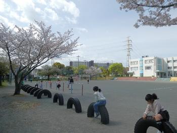 校庭タイヤの遊具で遊ぶ