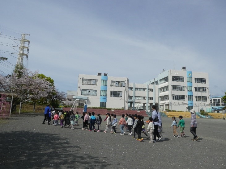広い校庭