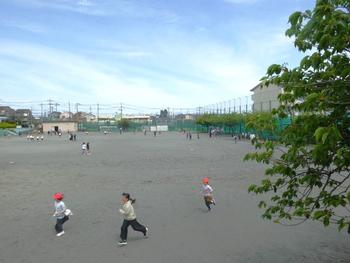 すべり台の上から見た校庭
