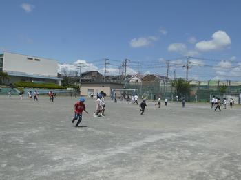 校庭を走る子ども