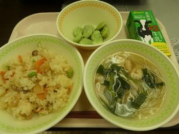 給食の配膳に並ぶソラマメ