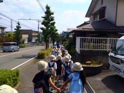 並んで歩く様子1