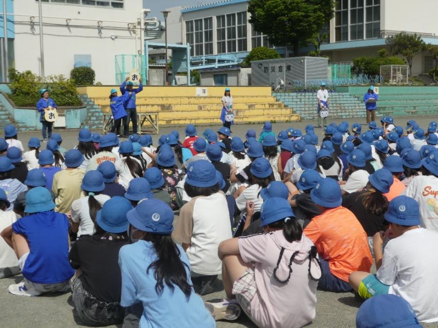 青少年指導員さんからおはなしを聞いているようす