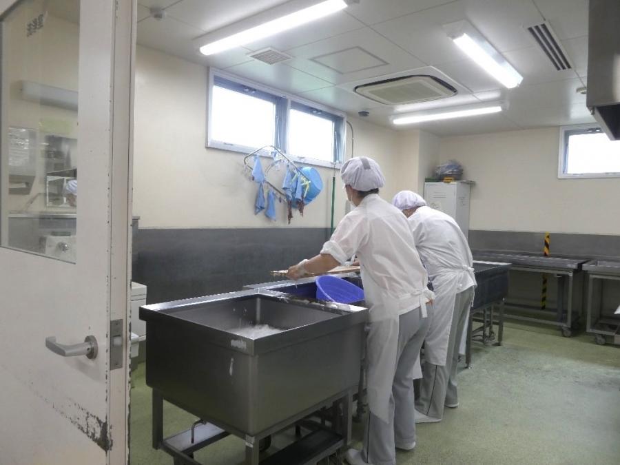 給食室調理風景2