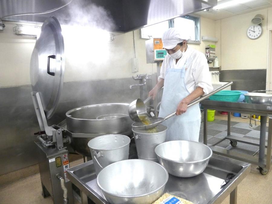 給食室調理風景6
