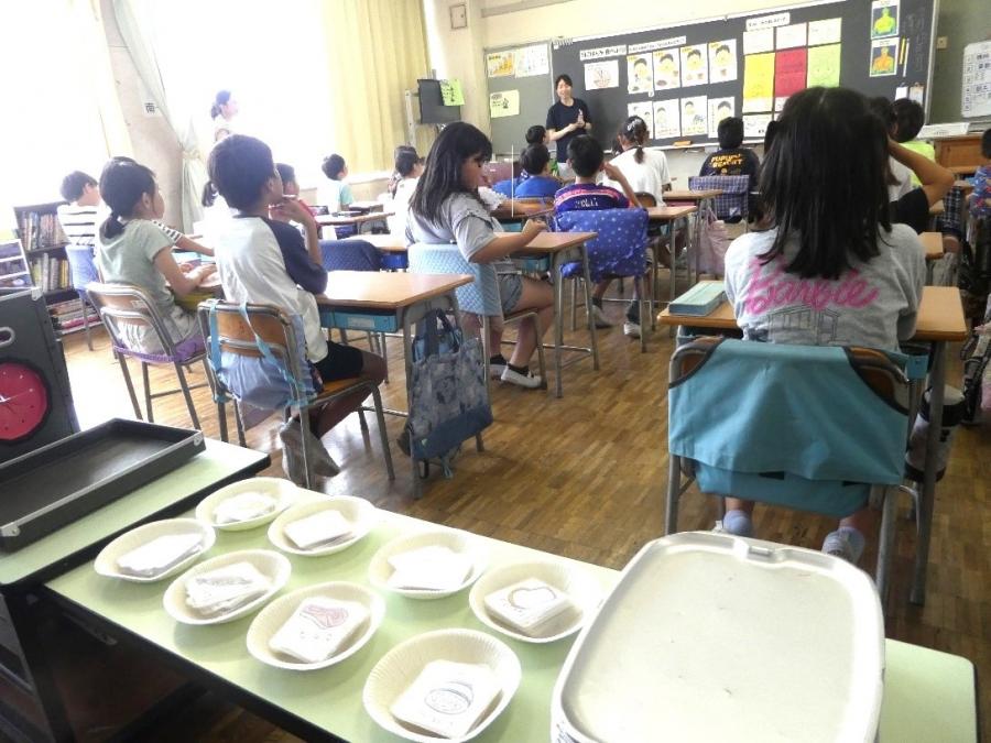 栄養バランスについてのお話を聞くようす