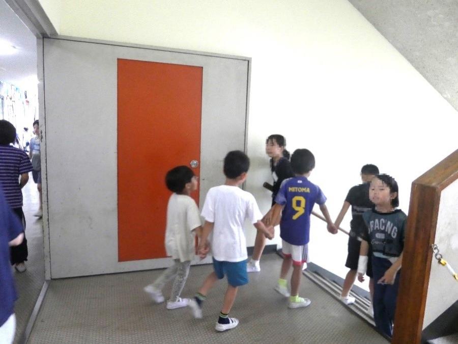 集会委員会企画のクイズ風景1