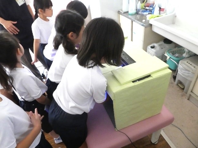 手の汚れが見えるようにライトをあてているところ