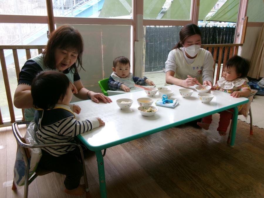 0歳食事の様子