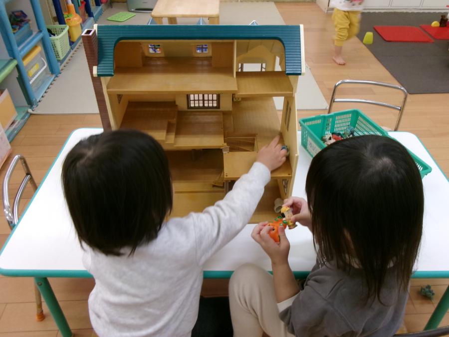 ごっこ遊び（ドールハウス）