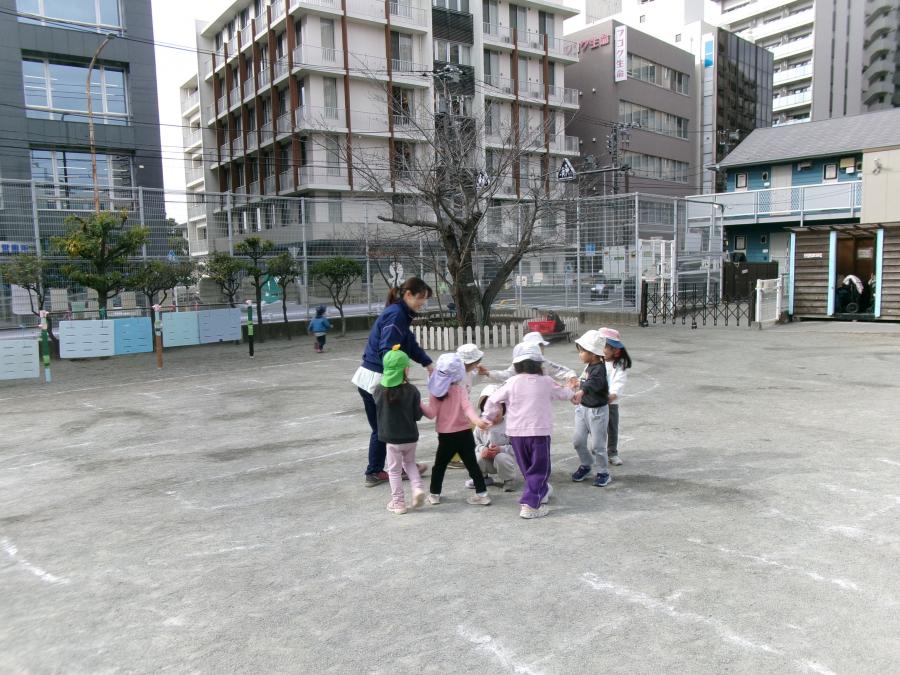 あぶくたったなどの集団遊びを楽しむ様子