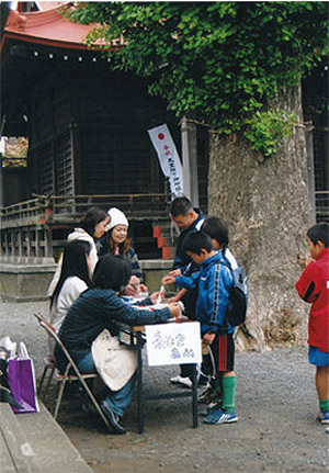 白山神社(はくさんじんじゃ)での糸(いと)ひきあめ