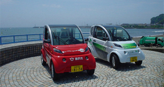 赤と白の電気自動車が市内を走っています