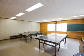 家族(かぞく)や友人(ゆうじん)と楽(たの)しめる卓球場(たっきゅうじょう)